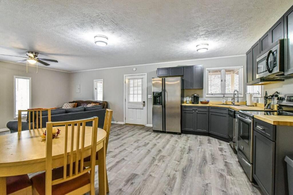 Holiday home Cozy Mtn Getaway. 11 Miles To Downtown Asheville