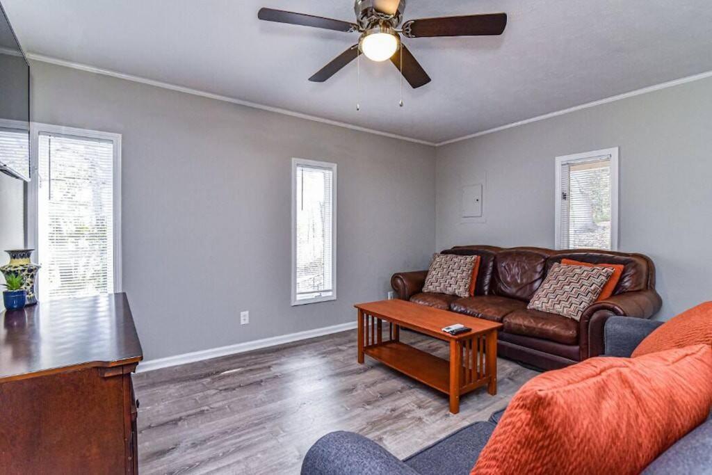 Cozy Mtn Getaway. 11 Miles To Downtown Holiday home Asheville